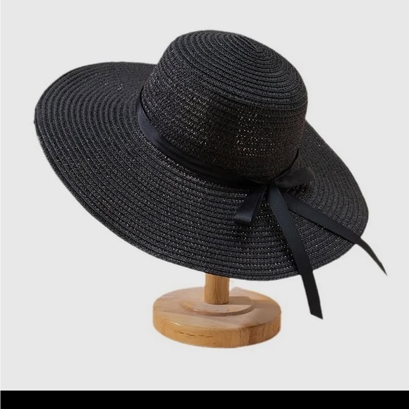 Accessories - Elegant Black Wide-Brimmed Hat